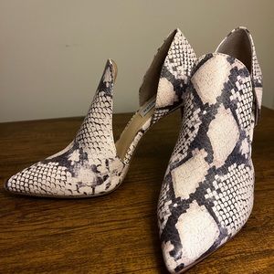 Python/ Snake skin STEVE MADDEN pumps. NEVER WORN. Size 7.5